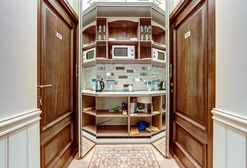 استودیوی استاندارد, Apartments Near Palace Square