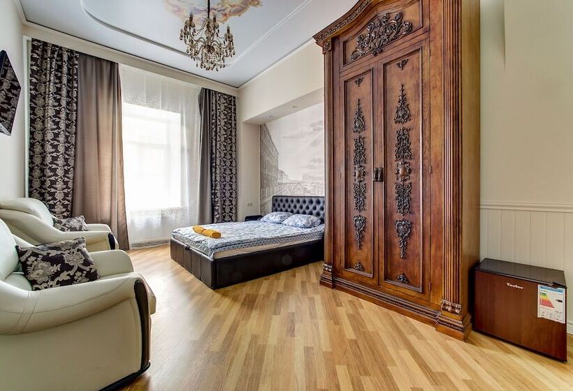 استودیوی استاندارد, Apartments Near Palace Square