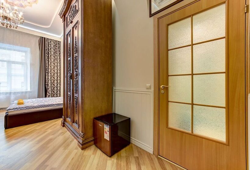 استودیوی استاندارد, Apartments Near Palace Square