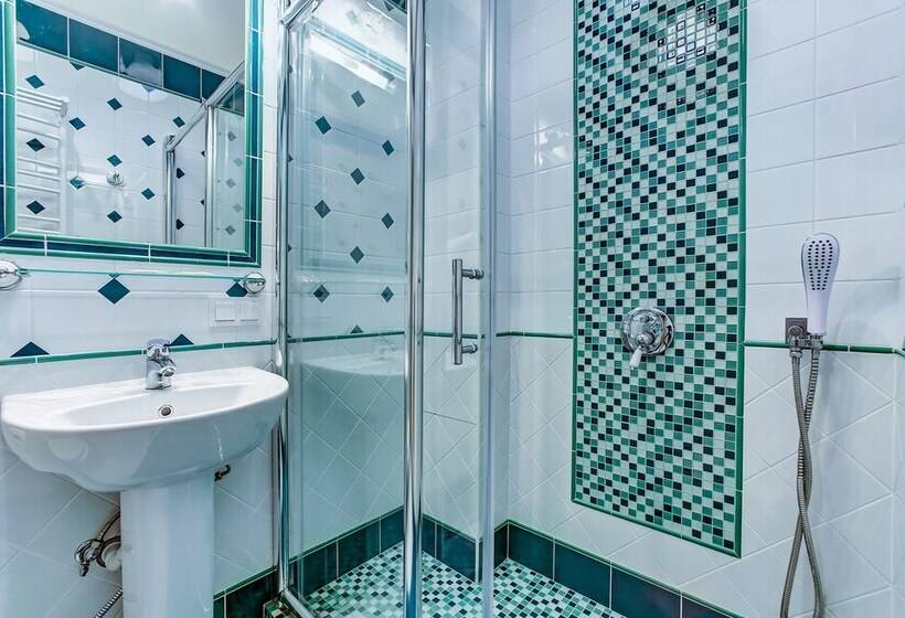 استودیوی استاندارد, Apartments Near Palace Square