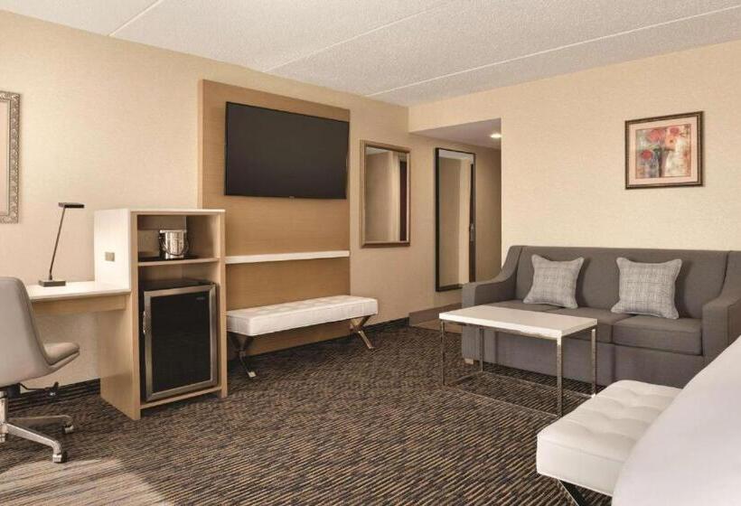 Люкс Кровать Кинг, Wyndham Garden Conference Center Champaign/urbana
