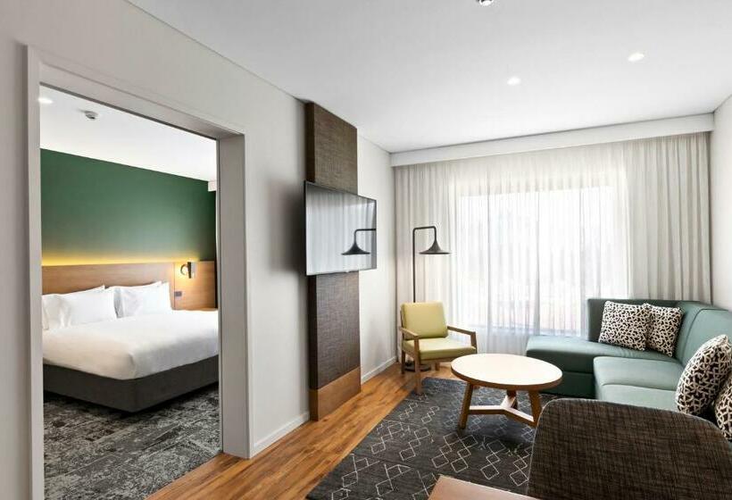 스위트 킹사이즈 침대, Holiday Inn Express & Suites Queenstown, An Ihg