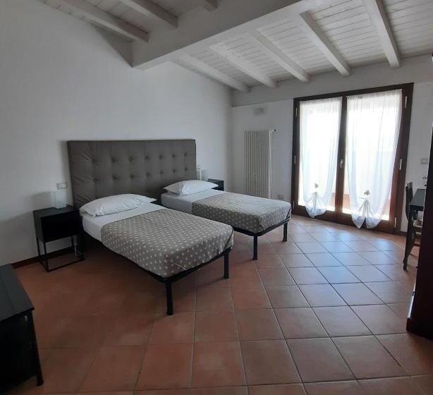 Четырехместный Номер Стандарт с Балконом, Bed & Breakfast Torrechiara