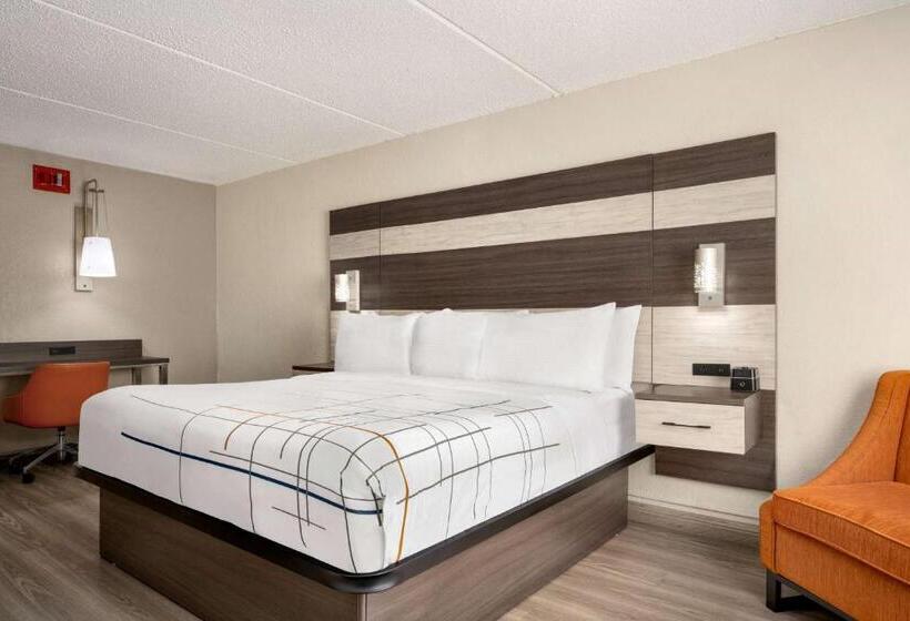 اتاق استاندارد با تخت بزرگ برای معلولان, La Quinta Inn Lexington Horse Park