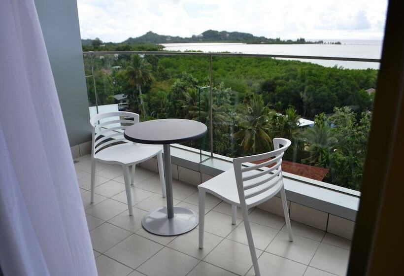 اتاق لوکس با چشم‌انداز دریا, West Plaza Hotel At Lebuu Street
