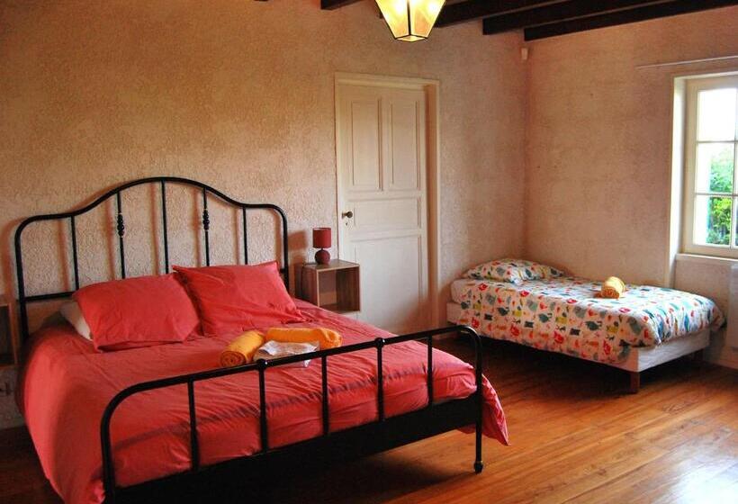 Номер Стандарт Трехместный, Logis De Chenac   Chambres Et Table D Hôtes