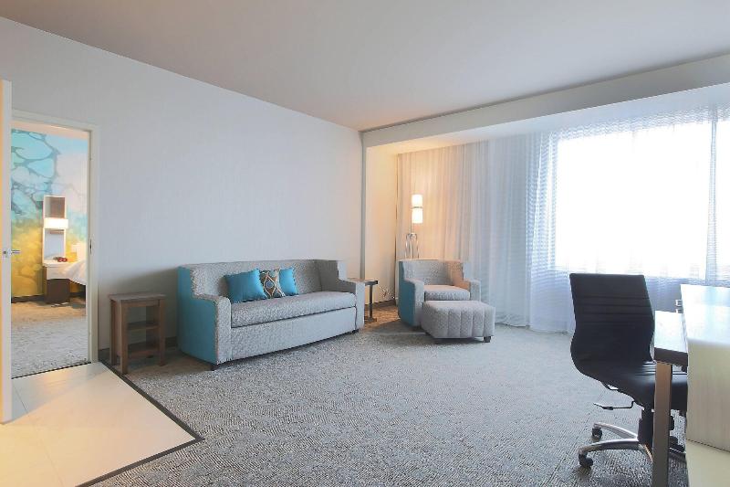 キングサイズベッドのスイートルーム, Courtyard By Marriott Montreal Brossard
