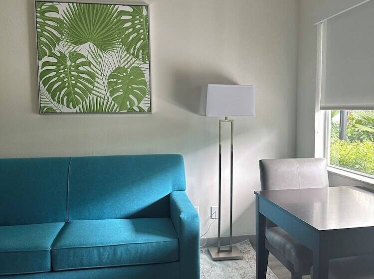 Люкс Кровать Кинг, Oasis Bay Suites, Tampa, Busch Gardens, Usf