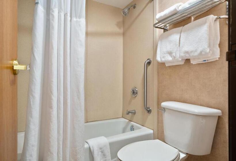 Номер Стандарт, Ramada By Wyndham Sioux Falls Airport   Waterpark Resort & Event Center