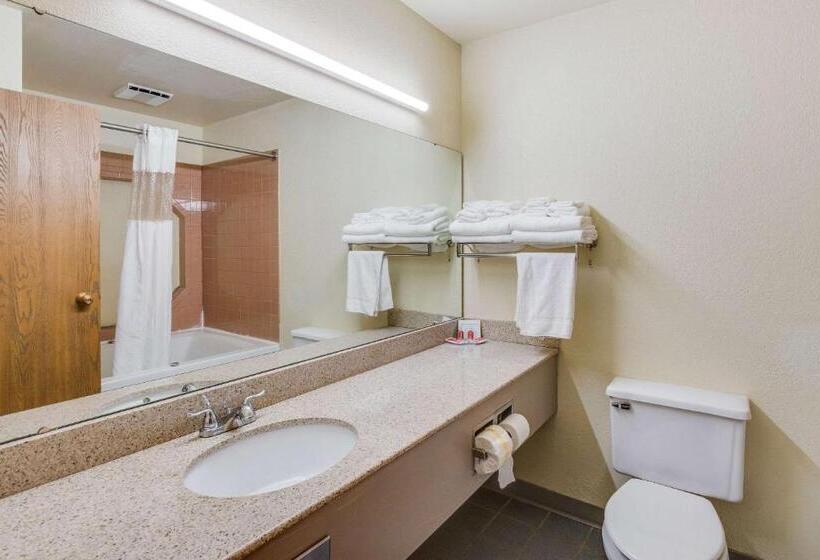 Номер Стандарт 2 Двуспальные Кровати, Econo Lodge Whitehall Near Michigan S Adventure