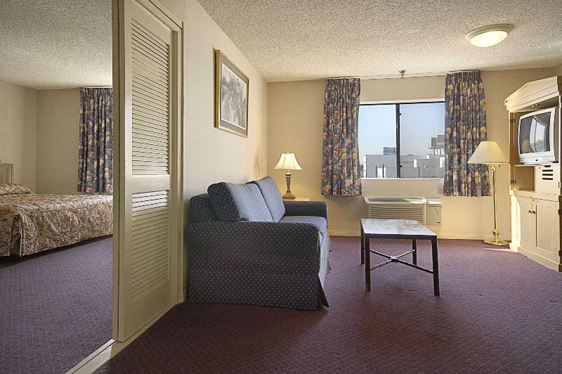 스위트 킹사이즈 침대, Ramada By Wyndham Los Angeles/wilshire Center