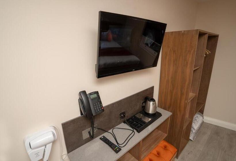 اتاق استاندارد سه نفره, Eagle Hotel Luton Airport