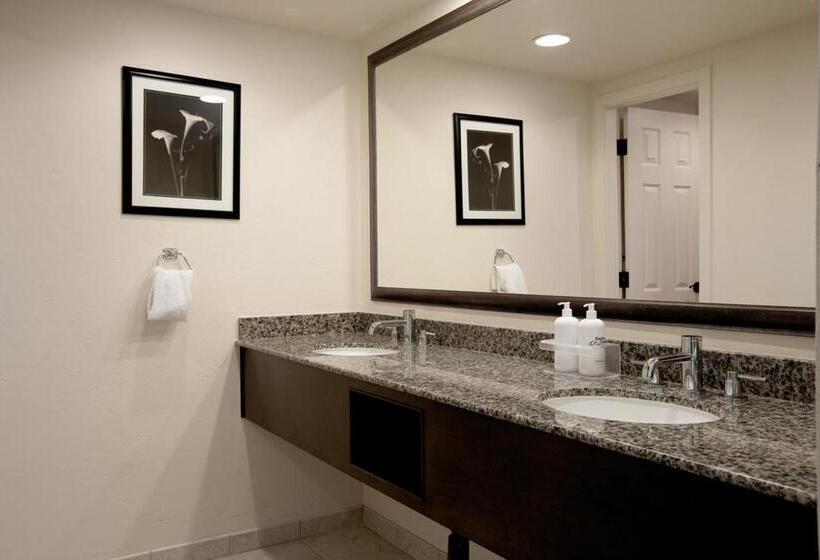 スタンダードスタジオ, Sandstone Creek Club Condominiums