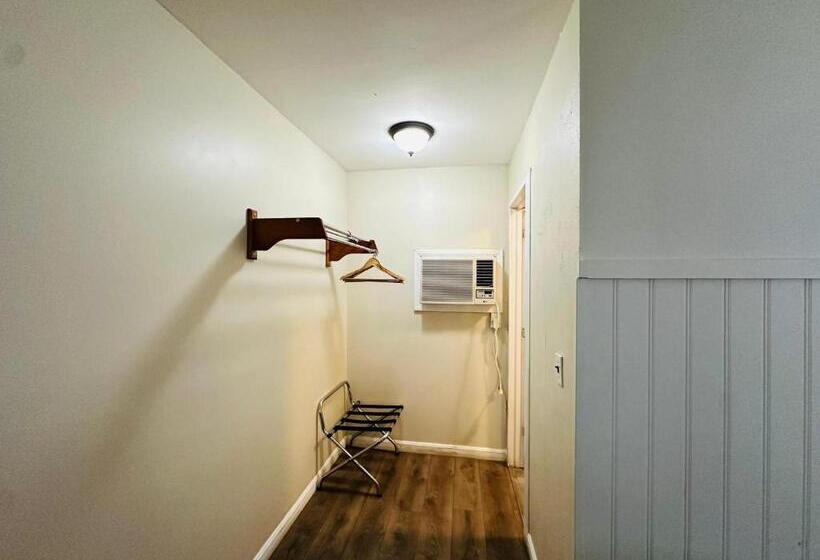 Номер Стандарт, Hampton Motor Inn
