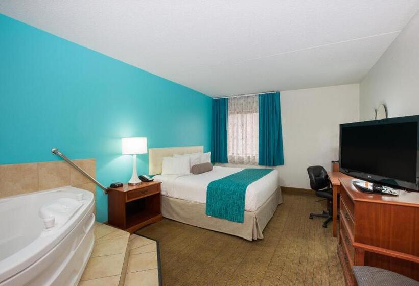 Deluxe Suite King Bed, Howard Johnson By Wyndham Evansville East