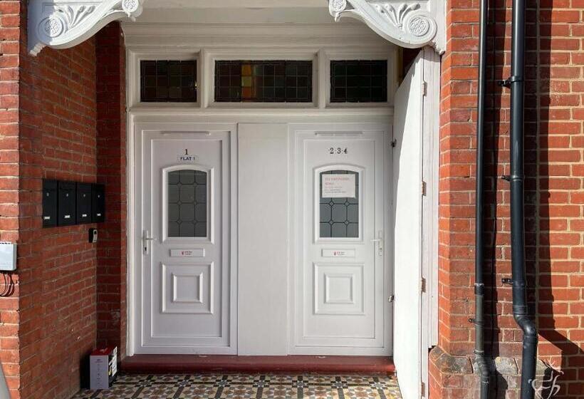 Апартаменты 2 Спальни, Ricky Road Guest House   Wizard Studio Room Available To Book Now