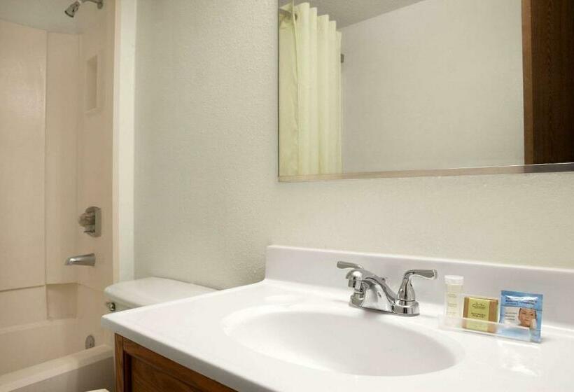 غرفة قياسية سرير كينج, Super 8 By Wyndham Council Bluffs Ia Omaha Ne Area