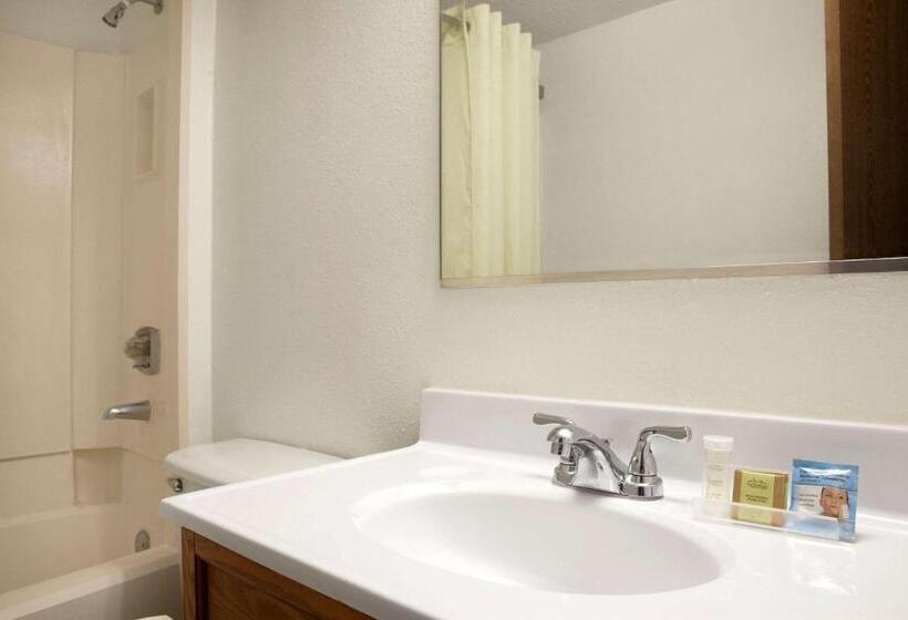 Номер Стандарт Адаптированный для Инвалидов, Super 8 By Wyndham Council Bluffs Ia Omaha Ne Area