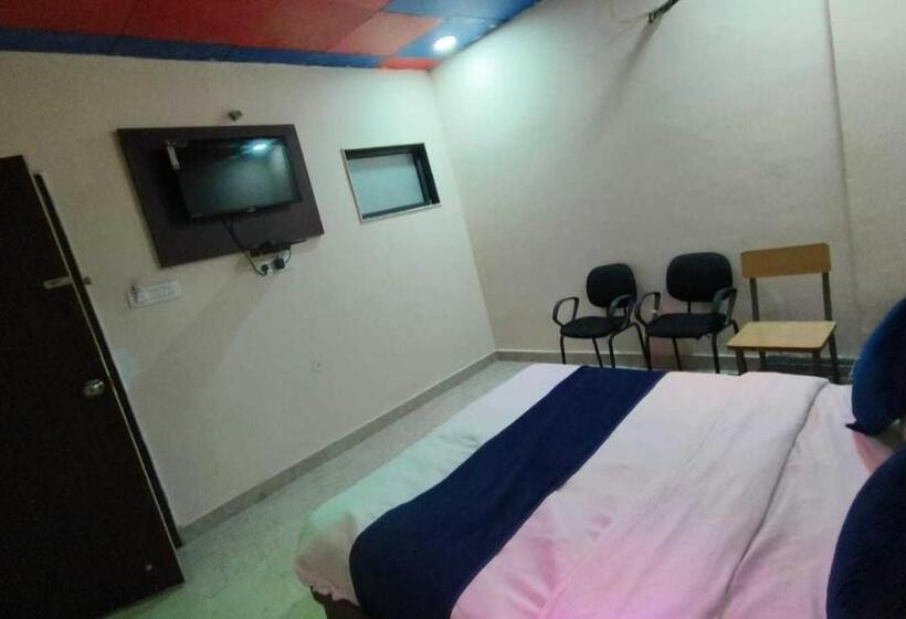 Quarto Triplo Clássico, Kavya Guest House