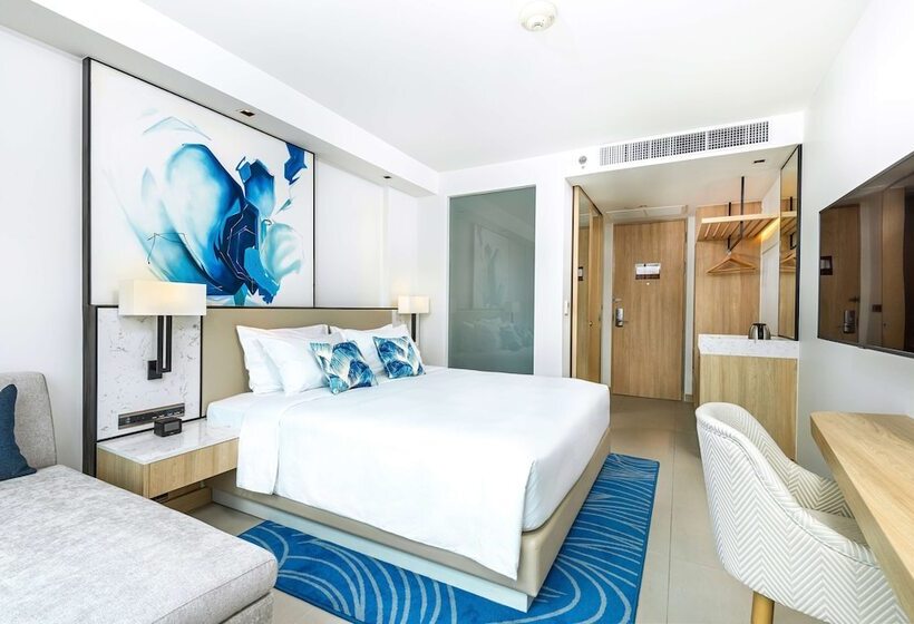 Номер Premium с Балконом, Hilton Garden Inn Phuket, Thailand