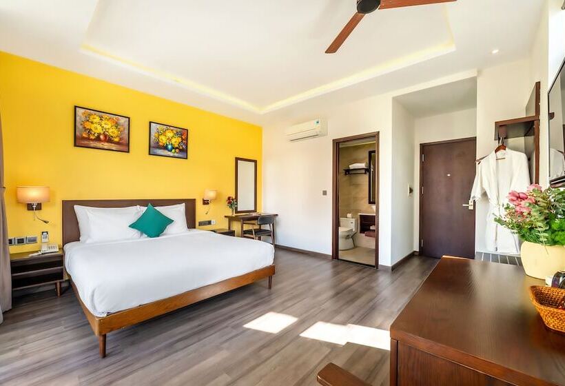 اتاق استاندارد با چشم‌انداز استخر, Villa Soleil Hoi An