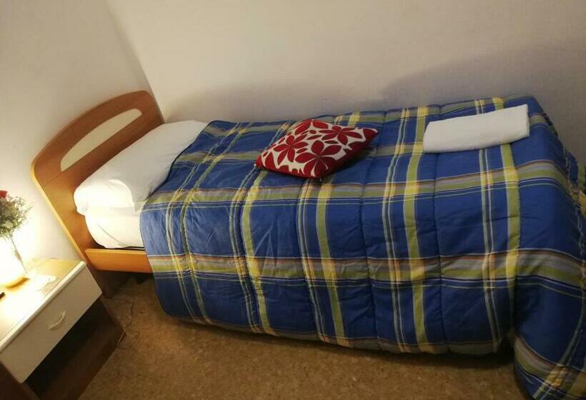 Quarto Estandar Individual Banheiro Compartilhado, Venice Star House