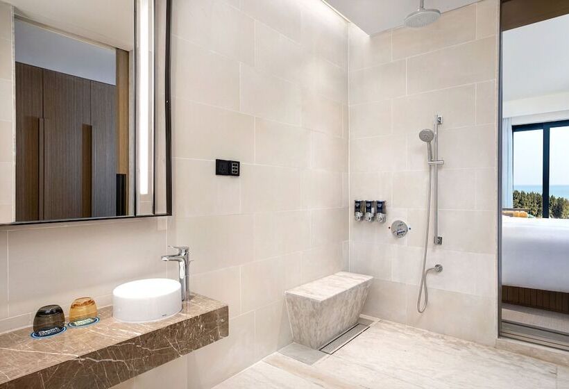 标准间带双人床, Four Points By Sheraton Wuchuan, Loong Bay