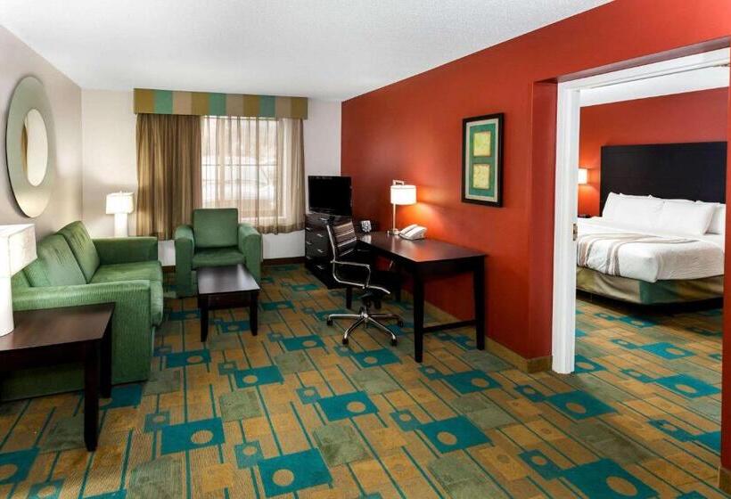 스위트 킹사이즈 침대, La Quinta By Wyndham Milwaukee Bayshore Area