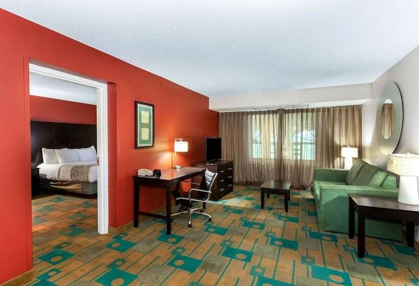 스위트 킹사이즈 침대, La Quinta By Wyndham Milwaukee Bayshore Area