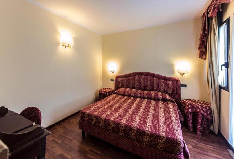 Полулюкс, Admiral Hotel Villa Erme