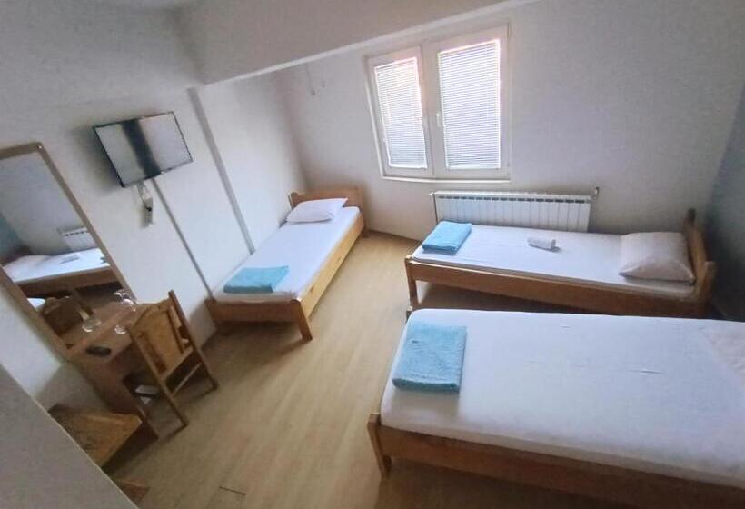 اتاق استاندارد سه نفره, Motel Gas Petrol