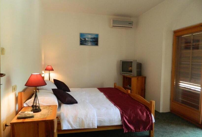 اتاق استاندارد سه تخته با بالکن, Motel Jelčić