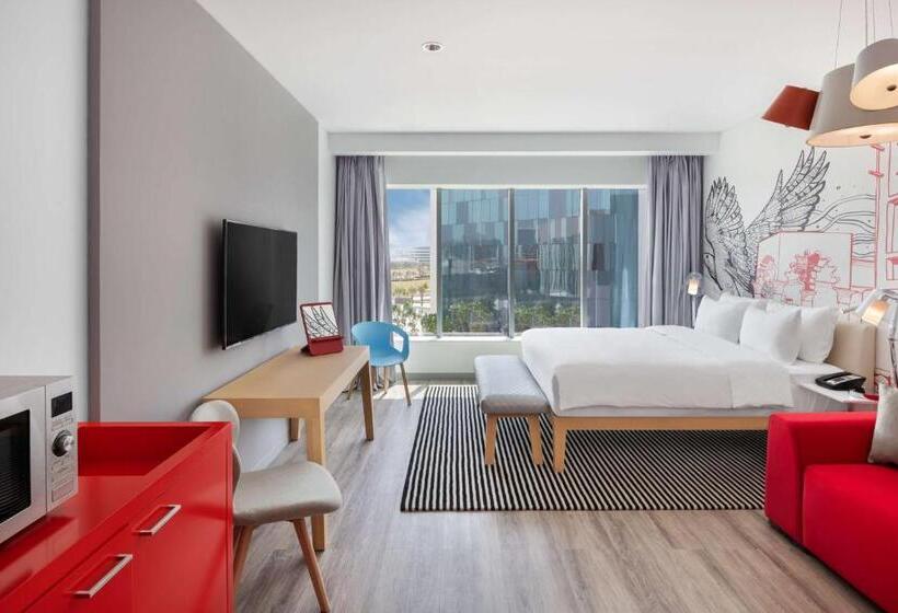 استودیوی استاندارد, Radisson Red Dubai Silicon Oasis