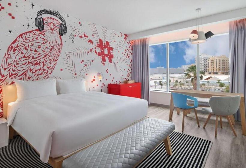 استودیوی استاندارد, Radisson Red Dubai Silicon Oasis