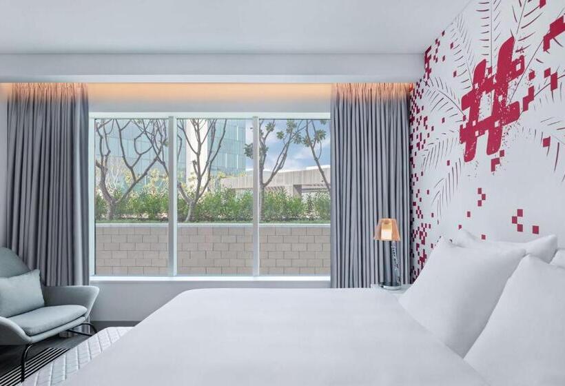 سوییت, Radisson Red Dubai Silicon Oasis