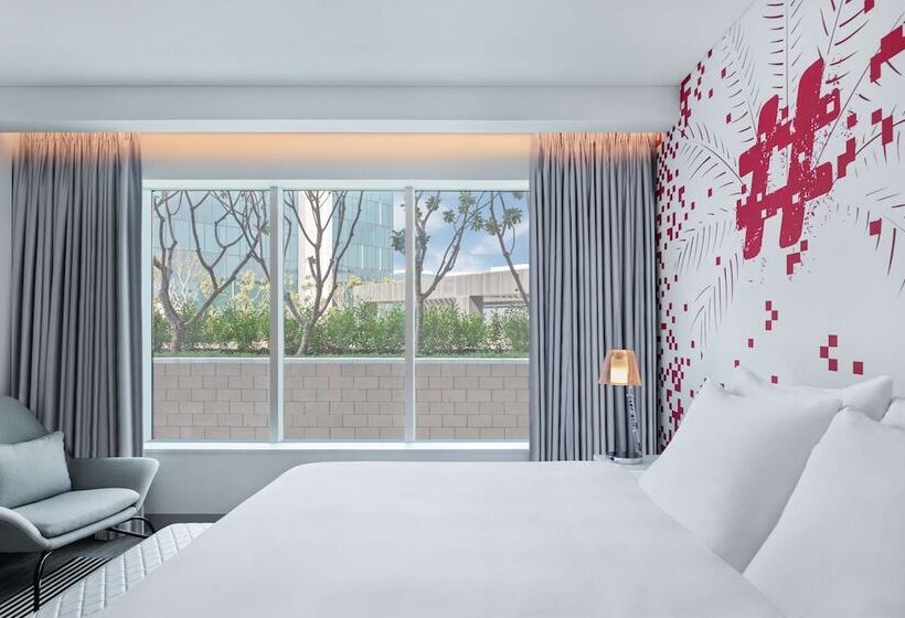 سوییت, Radisson Red Dubai Silicon Oasis