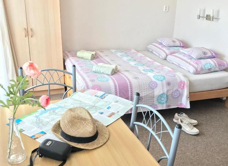Четырехместный Номер Стандарт с Балконом, Pension Crhan