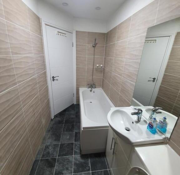 اتاق استاندارد با سرویس بهداشتی مشترک, Beautiful Rooms Shaw St And Pine St