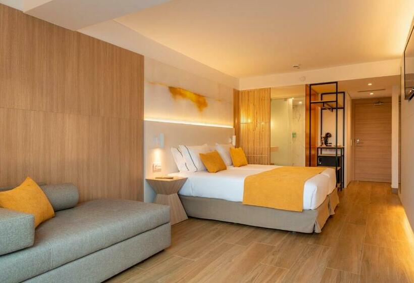 اتاق سوپریور با چشم‌انداز استخر, L'Azure Hotel 4* Sup