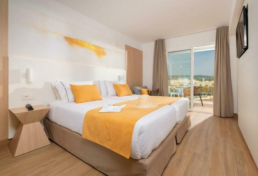 اتاق استاندارد سه تخته با چشم‌انداز استخر, L'Azure Hotel 4* Sup