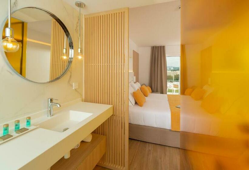 اتاق استاندارد سه تخته با چشم‌انداز استخر, L'Azure Hotel 4* Sup