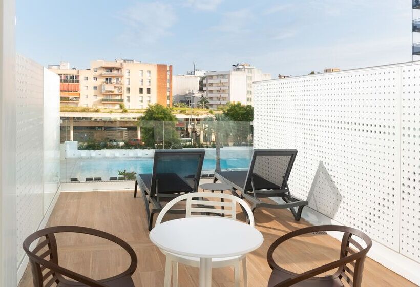 اتاق خانوادگی با چشم‌انداز استخر, L'Azure Hotel 4* Sup