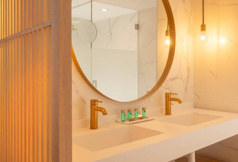 سوییت خانوادگی, L'Azure Hotel 4* Sup