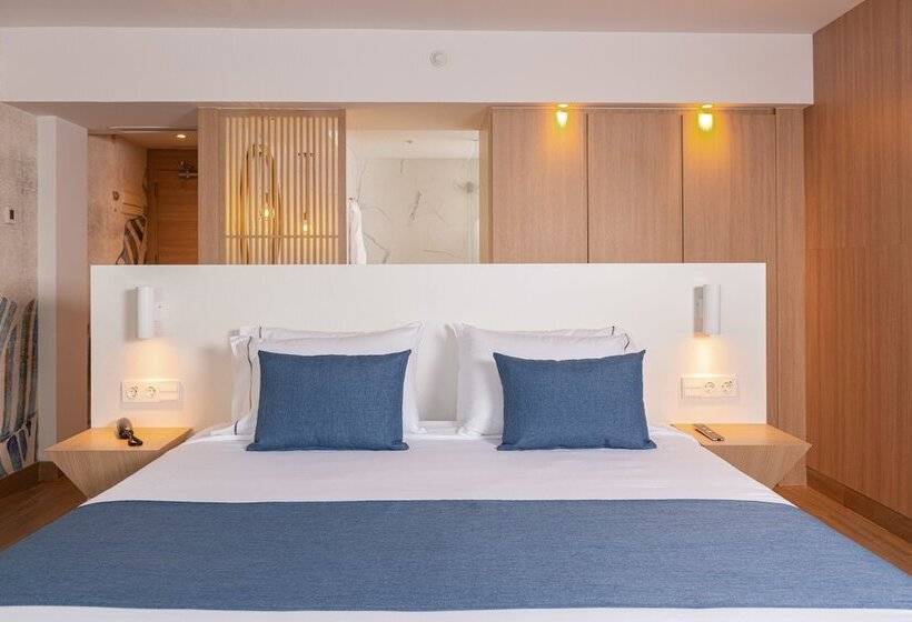 سوییت خانوادگی, L'Azure Hotel 4* Sup