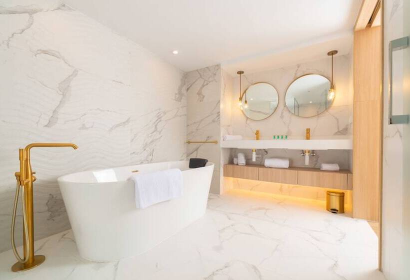 سوییت با چشم‌انداز استخر, L'Azure Hotel 4* Sup