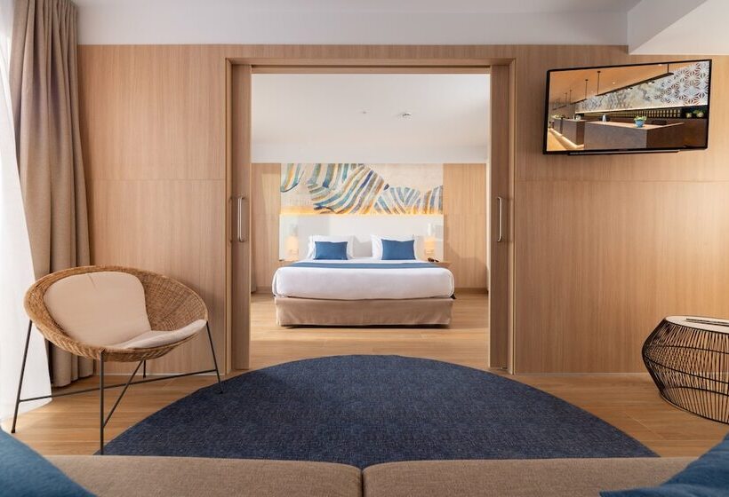 سوییت با چشم‌انداز استخر, L'Azure Hotel 4* Sup