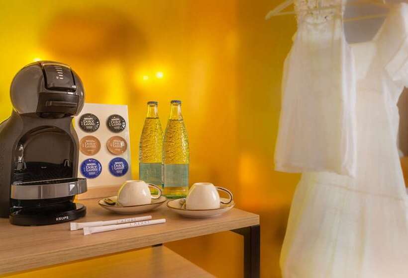 اتاق سوپریور با چشم‌انداز استخر, L'Azure Hotel 4* Sup