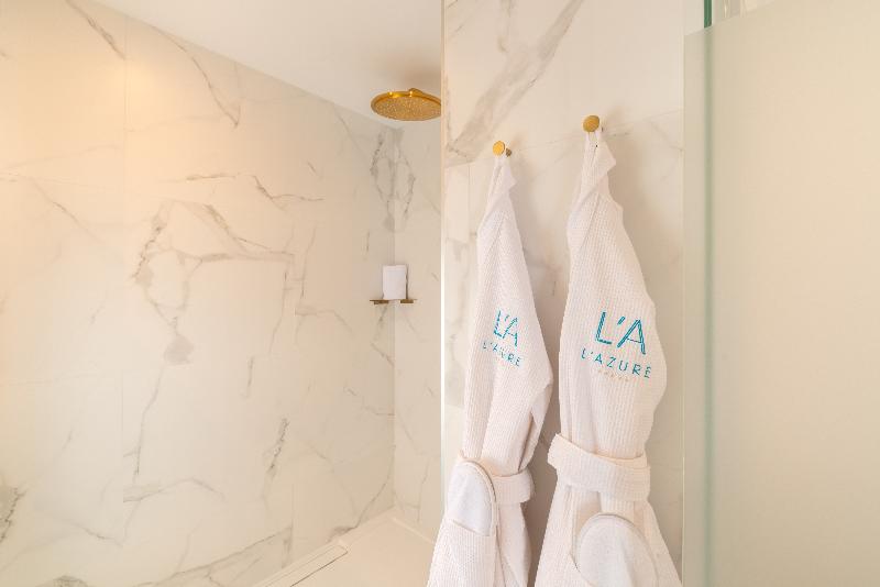 سوییت با چشم‌انداز استخر, L'Azure Hotel 4* Sup