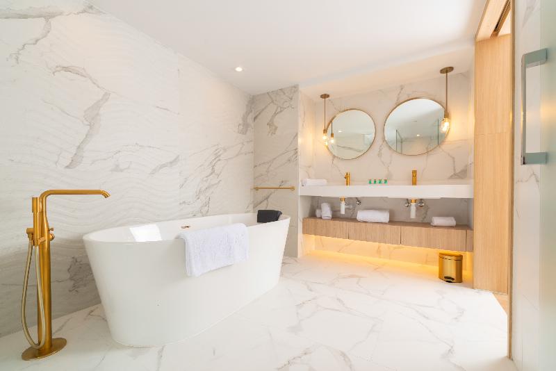 سوییت با چشم‌انداز استخر, L'Azure Hotel 4* Sup