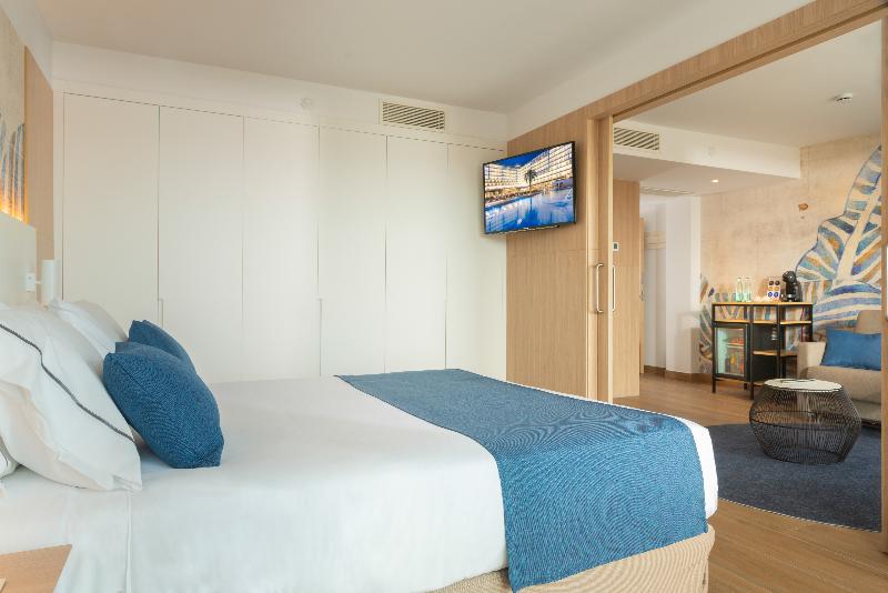 سوییت با چشم‌انداز استخر, L'Azure Hotel 4* Sup